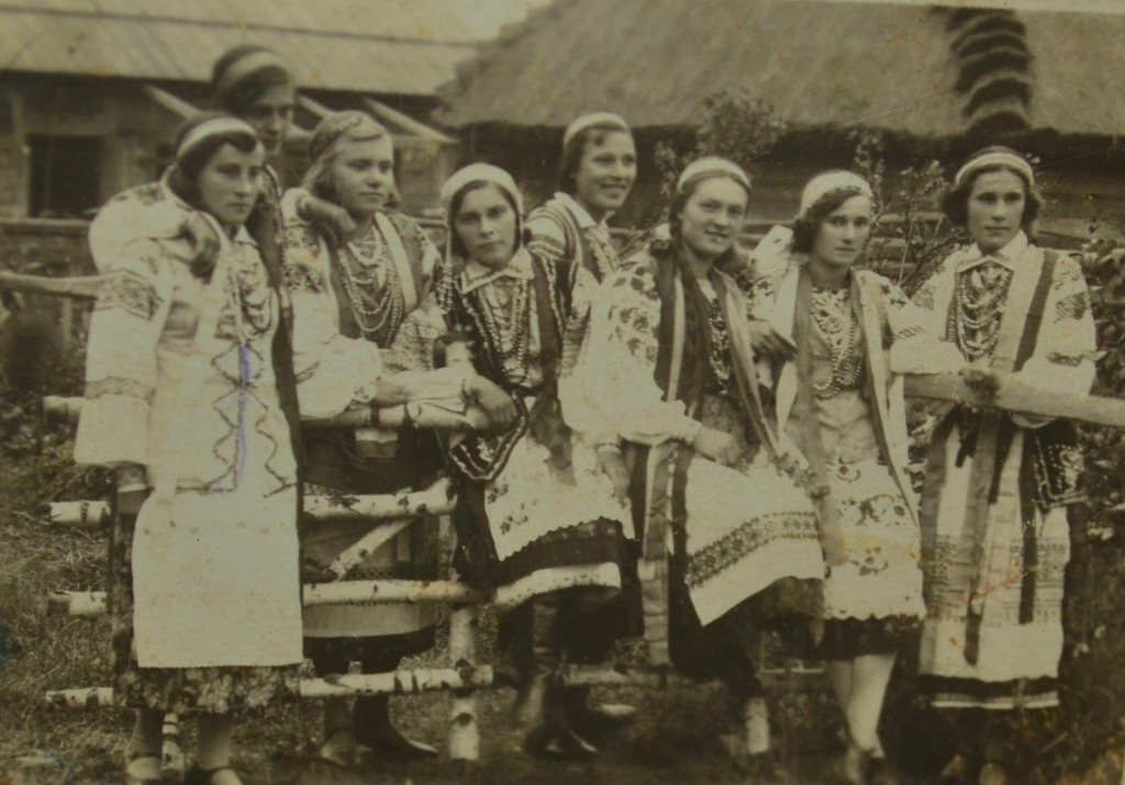 Фото 1930-х рр. м. Березне. Просвітянки. Четверта ліворуч - Касинія Бухович.