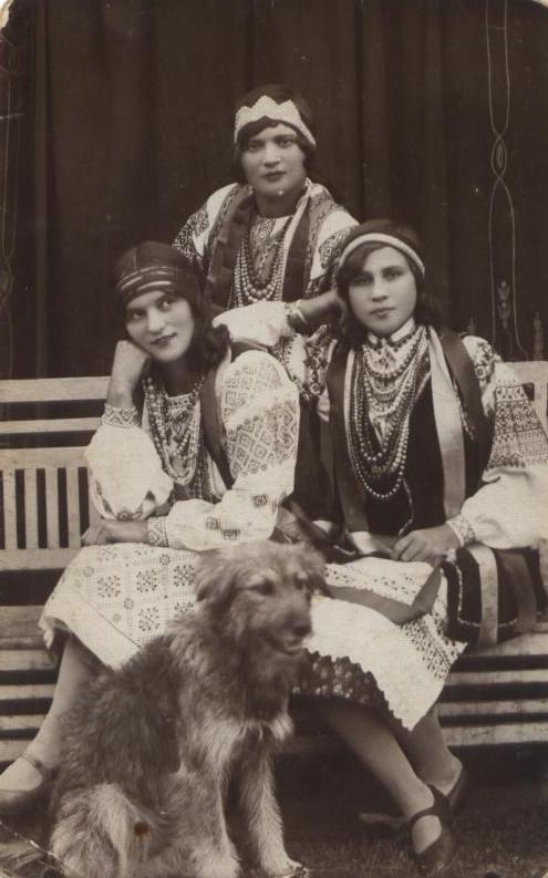 Фото 1931 р., м. Березне. Подруги -Марина Юсковець, Герасимчук Катерина, Попруга Віра(праворуч).