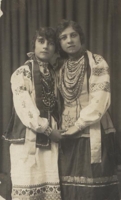 Березне. Фото 1920-х рр. Ліворуч-Галина Бас.