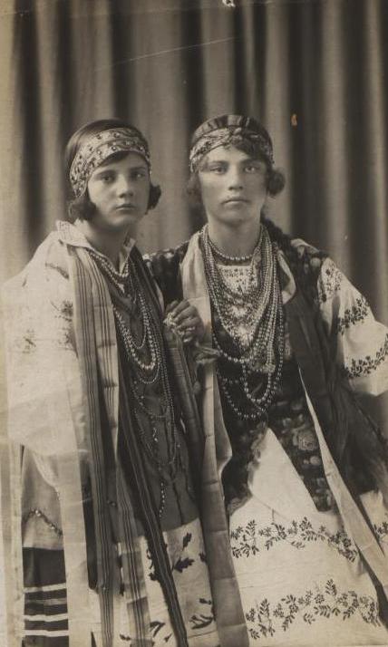 Антоніна Марків(ліворуч) з подругою Софією Соловець, поч. 1930-х рр. м. Березне.