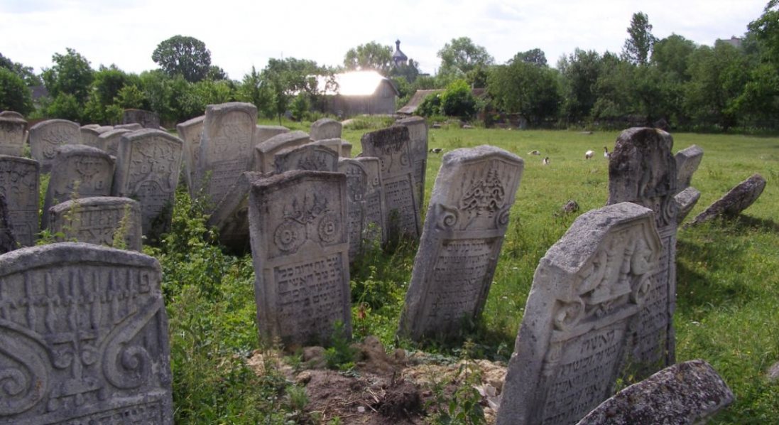 У Запорізькій області кладовище розорали під посів