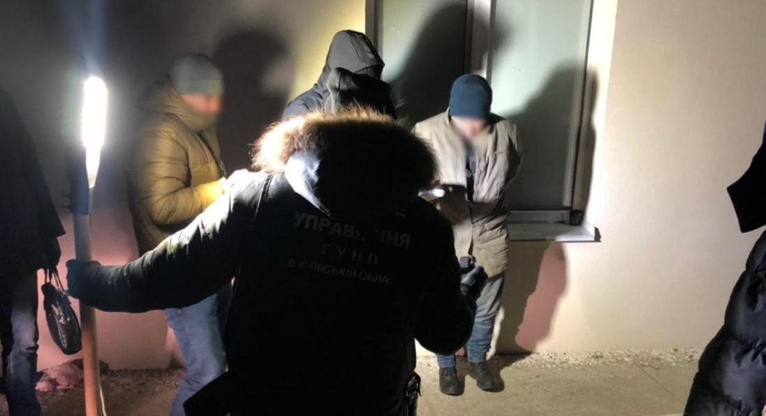 На Київщині під час затримання зловмисник кинув гранату в поліцейських та відкрив вогонь