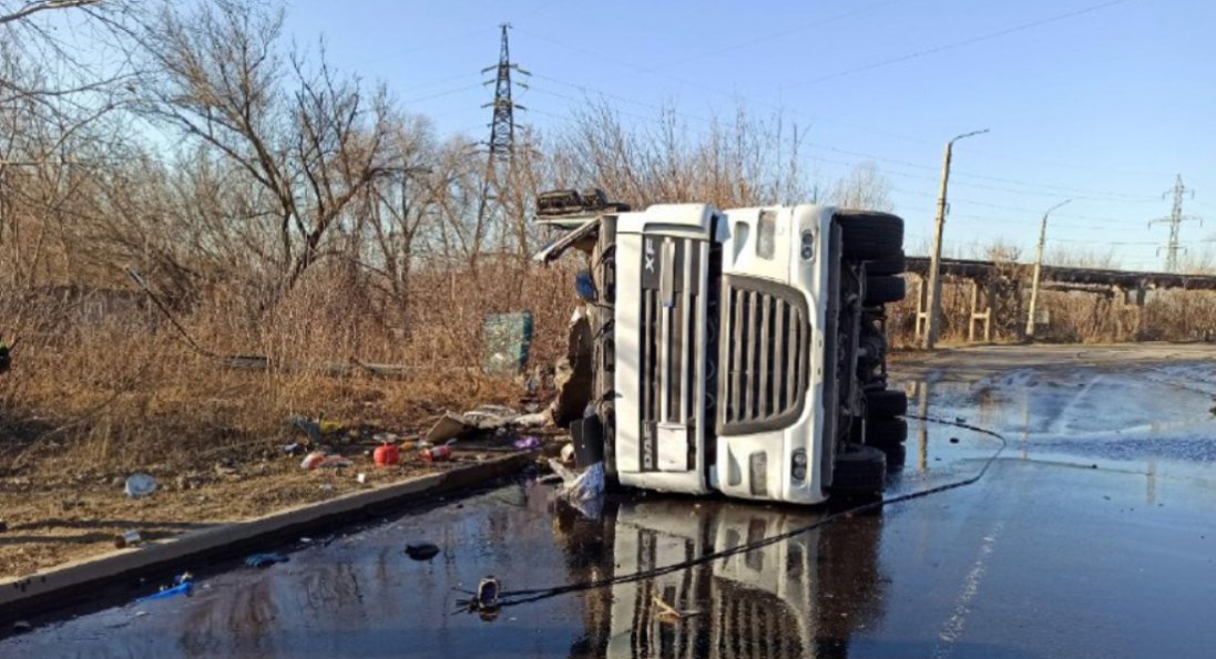 На Донбасі перекинулася 36 тонна автоцистерна з паливом
