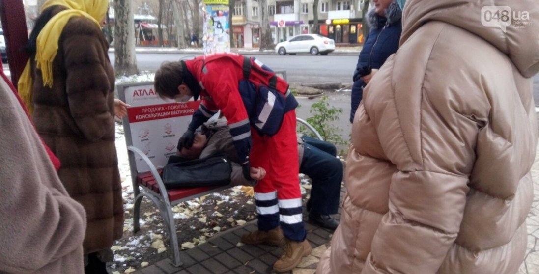 Їхала 45 хвилин: в Одесі на лавочці помер чоловік, чекаючи на «швидку»