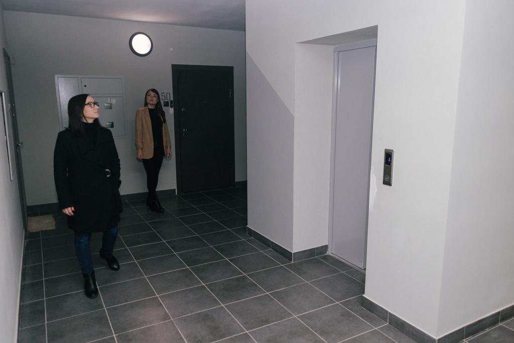 Шахта ліфта - посередині під'їзду і не межує з жодною квартирою