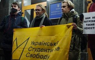 В Україні триває акція  «Стоп Шкарлет»: чому протестують студенти