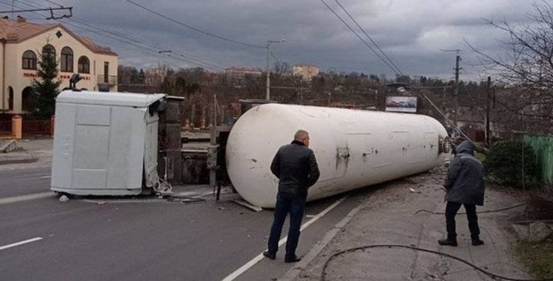 У Житомирі перекинулася автоцистерна з газом: людей евакуювали