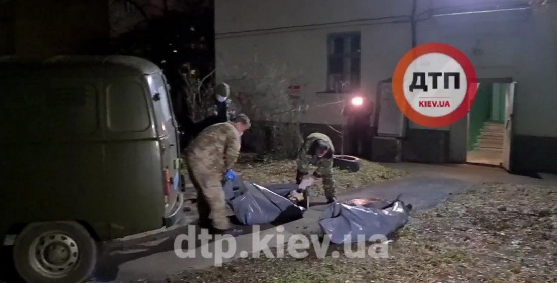 4 доби пиячити з трупами: у Києві в квартирі знайшли двоє мертвих чоловіків