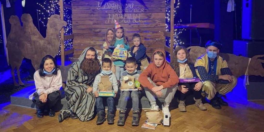 «Чужих дітей не буває»: у Луцьку різдвяні подарунки отримали більш 200 дітей