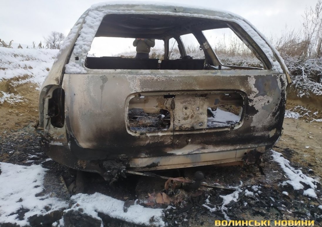 Біля Луцька в полі знайшли автомобіль, що згорів