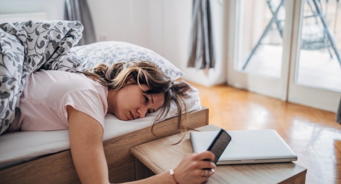 Чому не можна спати із телефоном під подушкою