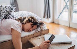 Чому не можна спати із телефоном під подушкою