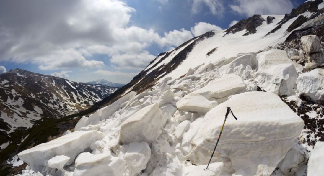 Погода в Карпатах: попереджають про сніголавинну небезпеку