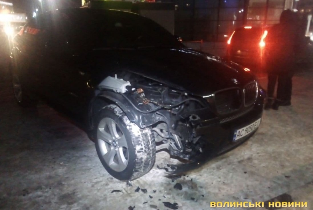 Додрифтувався: в Луцьку молодик на BMW X5 розвалив кав'ярню