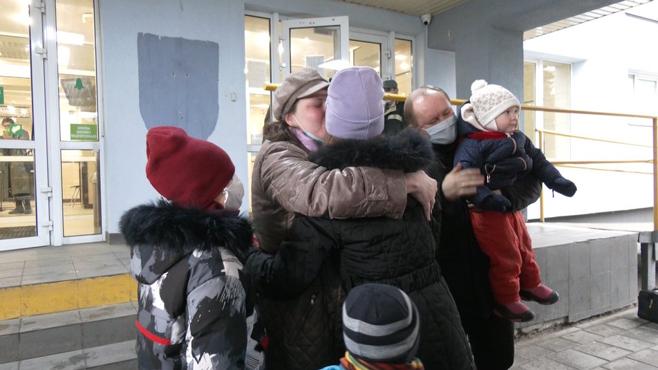 Катерину Терлецьку біля лікарні чекали діти