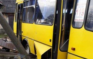 На Львівщині потяг протаранив пасажирський автобус: є загиблі