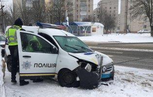 Аварія в Луцьку: авто поліції влетіло в огорожу