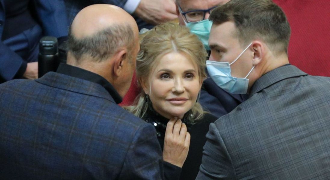 Розпустила косу: Тимошенко з’явилася у привабливому вбранні у парламенті