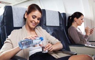 Чому в літаках не можна пити воду в стаканчиках