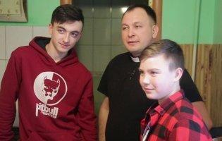 Священник із Вінниччини сам виховує двох усиновлених хлопчиків і має найбільшу онлайн-парафію в країні
