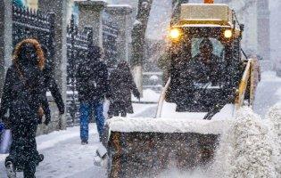 Україна страждає від снігопадів: в яких областях обмежили рух транспорту