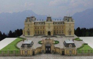 З паперу робить копії церков і замків