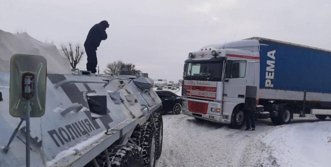 У Києві БТРи діставали авто з заметів
