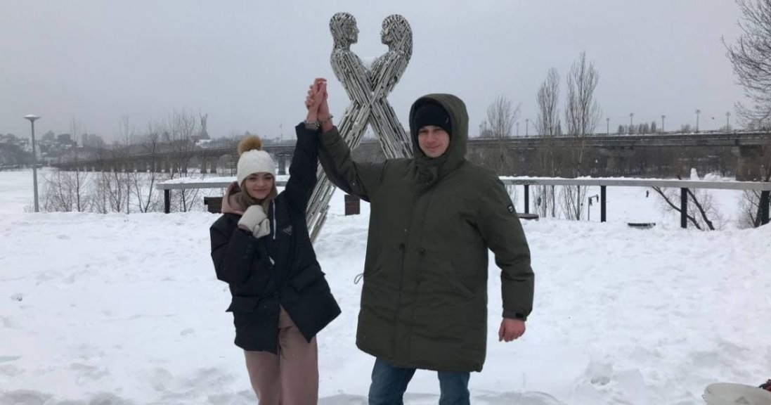 У Києві пара прикувалася ланцюгом: вони спробують прожити так кілька місяців