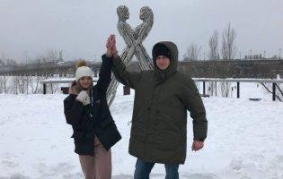 У Києві пара прикувалася ланцюгом: вони спробують прожити так кілька місяців