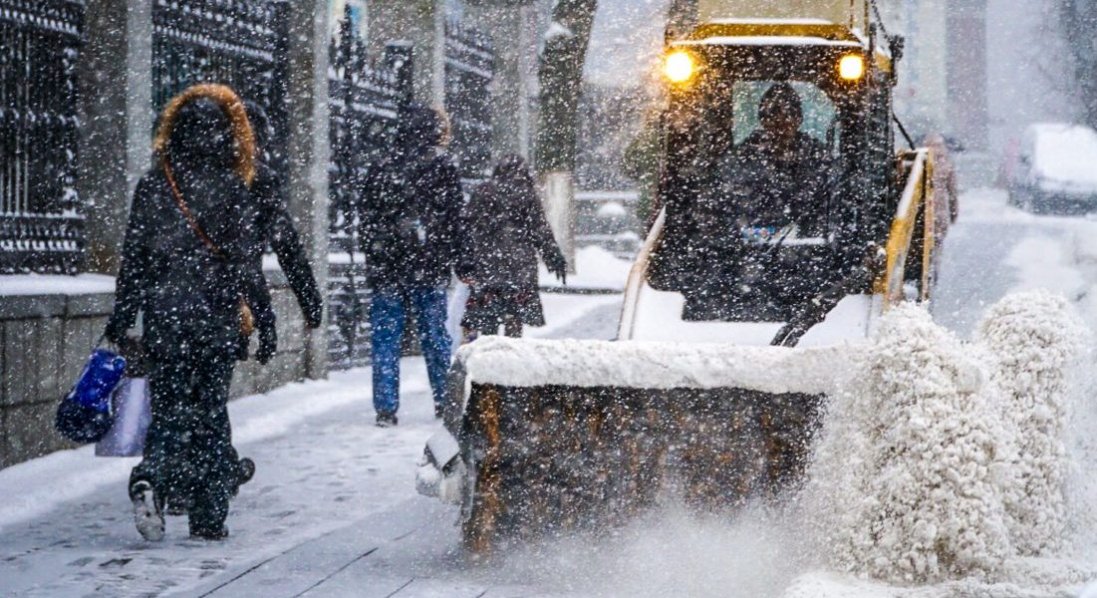 У трьох областях України тривають снігопади