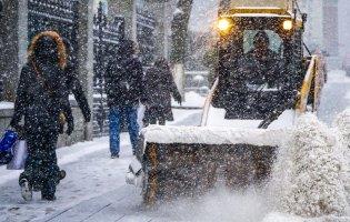 У трьох областях України тривають снігопади