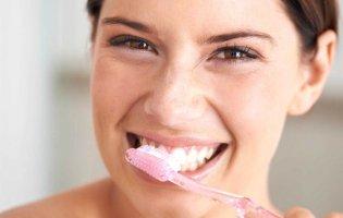 Чому не можна чистити зуби після їжі: пояснення стоматолога