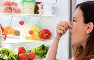Проста газета допоможе прибрати неприємний запах із холодильника