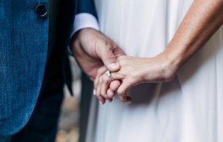 Чому після одруження жінка бере прізвище чоловіка, а не навпаки?