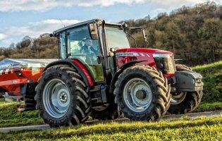 Тракторист із міста оселився на роботі