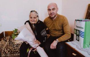 У 95 років читає газети і просить Бога про мир в Україні   