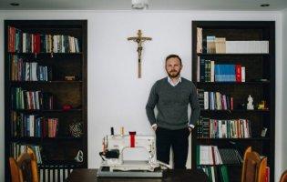 Молодий священник змінив Париж на українське село, а його одяг з’їли миші