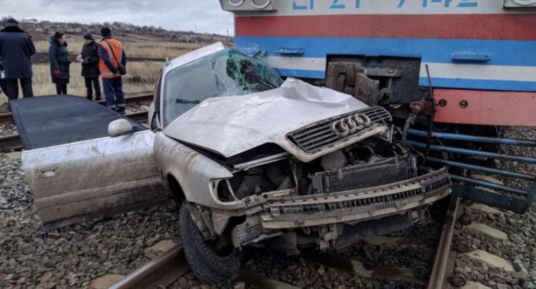 Смертельна аварія: на Донеччині зіткнулися потяг і легковик