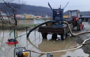 Талу воду із дворів волинян відкачують рятувальники