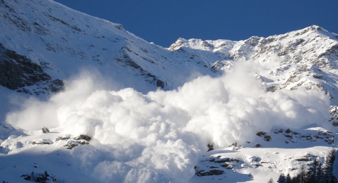 На Прикарпатті зійшла лавина мокрого снігу