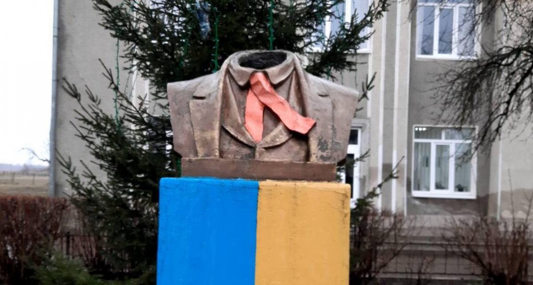 На Прикарпатті пам’ятнику Шевченка відрізали голову