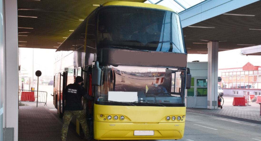 Автобус з українцями не пустили в  Польщу через інфікованого