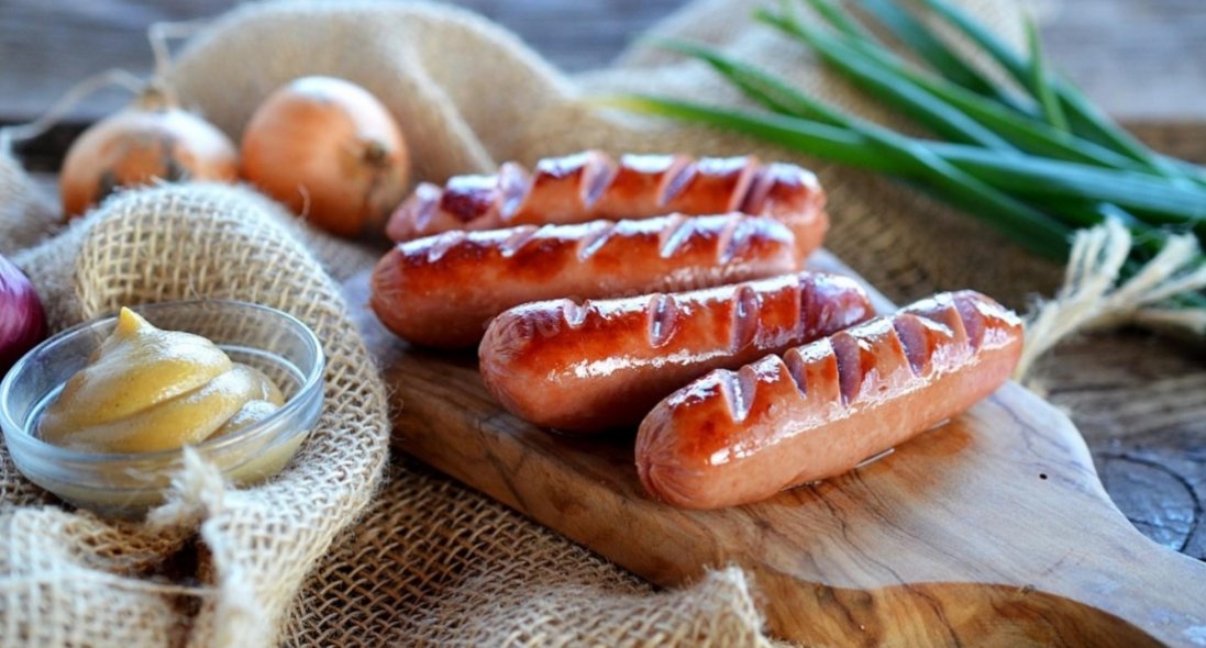 Чому дітям і гіпертонікам не варто їсти магазинних сардельок?