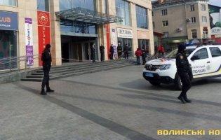 У Луцьку з будівлі ЦУМу евакуювали людей: подробиці від поліції