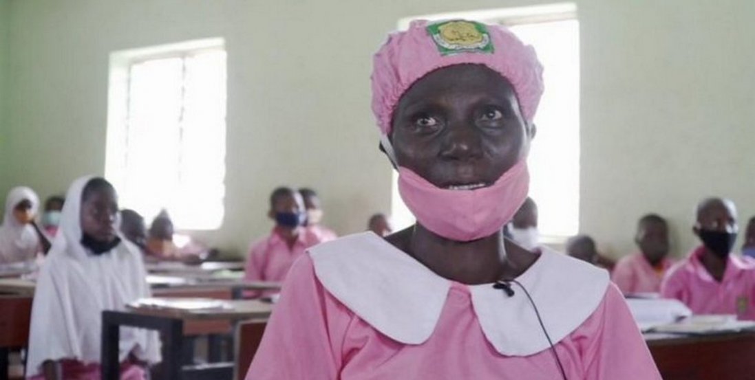У Нігерії жінка у 50 років вперше пішла до школи