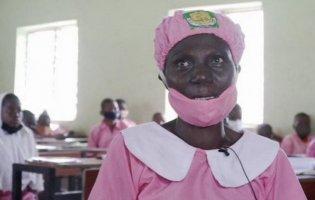 У Нігерії жінка у 50 років вперше пішла до школи