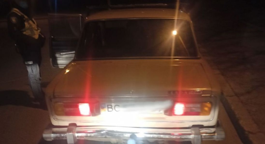 У Львові п'яний водій замість документів пред'явив патрульним ковбасу
