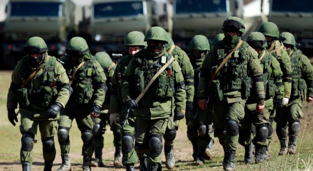 Табір на 3 кілометри: Росія стягнула військову техніку до кордону з Україною