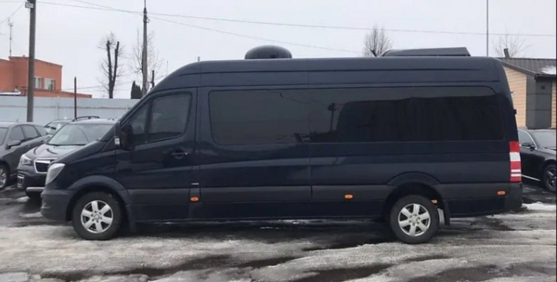 У Києві продають броньований мікроавтобус «відомої людини»: говорять про авто Кернеса