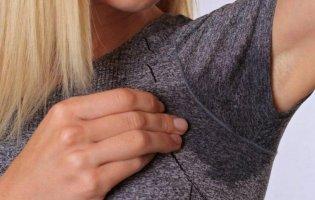 Як впоратися з запахом і плямами поту на одязі без прання